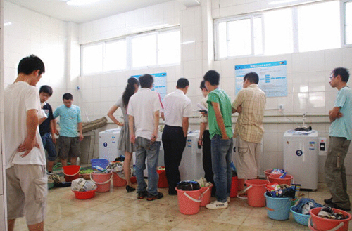 街头投币式工业洗衣机将会成为一种时尚洗衣方式