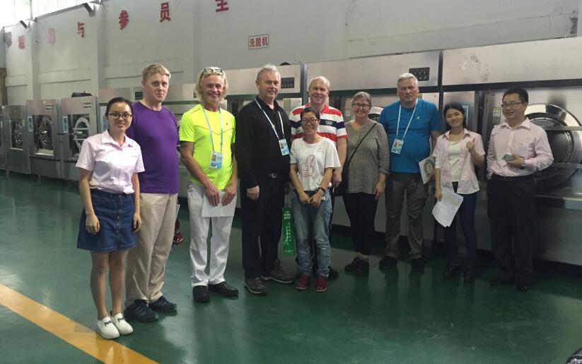 参观完了工厂之后俄罗斯客户爽快下单3台工业洗衣机